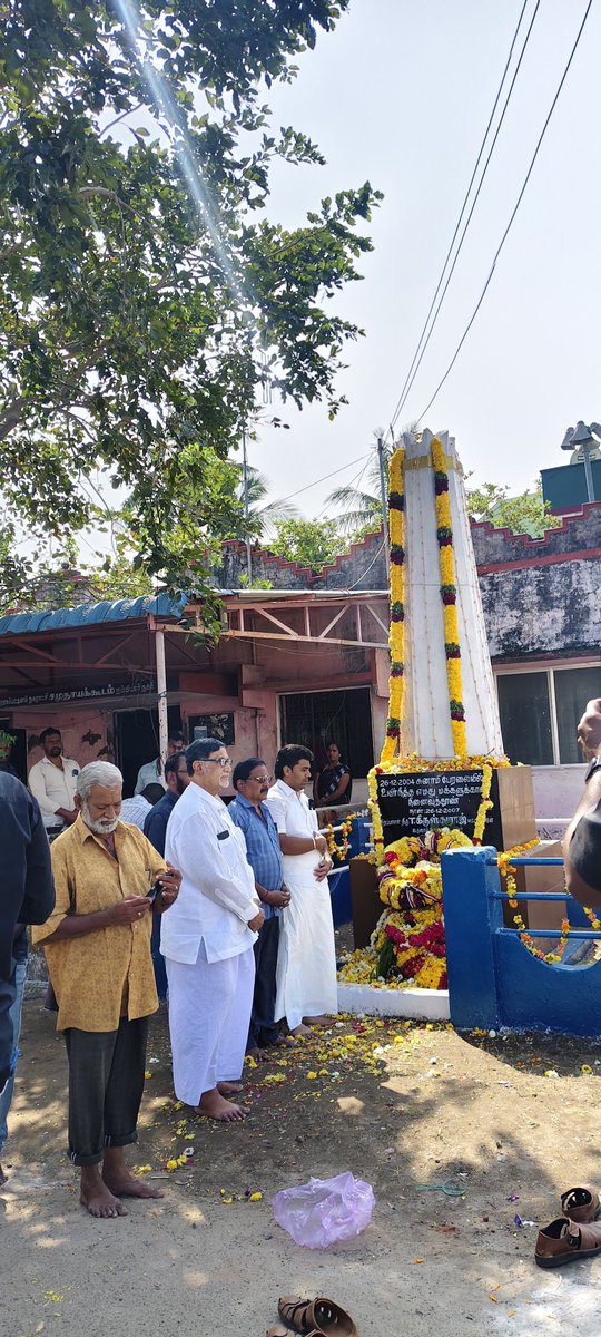 Anas_Politician's tweet image. டிசம்பர் 26 சுனாமி 21 ஆண்டு நினைவு நாள்  

நாகப்பட்டினம் நம்பியார் நகரில் அமைந்துள்ள சுனாமி நினைவிடத்தில் மக்கள் நீதி மய்யம் நாகப்பட்டினம் மாவட்டம் சார்பாக மலர் தூவி மரியாதை செலுத்தினோம்.

#Tsunami #MemorialDay 

@ikamalhaasan @maiamofficial 
@MaiamOfficialIT @Arunachalam_Adv