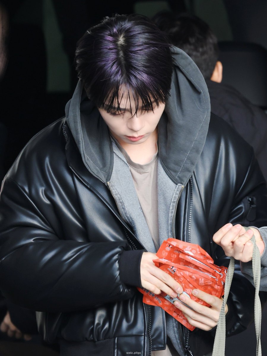 251225 이렇게 보니까 예찬이 머리 진짜 보라색이다 #신예찬