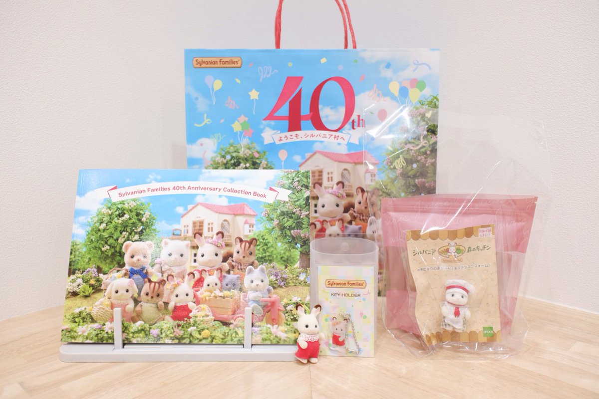 late_Design's tweet photo. シル友と一緒に新潟シルバニア40周年展に行ってきました㊗️初期バニアとか、コラボバニアとか中々見れないレアバニアたちが見れて本当に満足✨お目当てのコレクションブックもボリューム凄くて、これでこの値段でいいんですか?!となる充実した内容！噂のバスセンターカレーも食べて大満足🍛 https://t.co/qs67H8UqC0