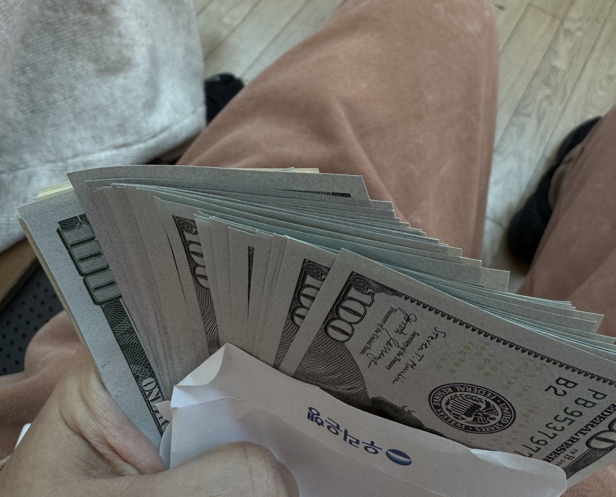 방금 공항 은행에서 100달러짜리 조금 환전했는데 여행목적 맞는지 물어보고 어떤 서약서 씀