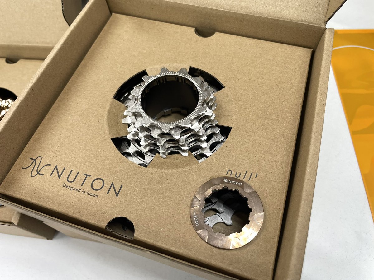 RushEye2012's tweet photo. NUTON null¹ 超軽量カセットギアの追加分が入荷しました。

在庫は12s用11-34T(155g)、11s用11-32T(135g)の2種類になります。
またしても、ちょろ〜り入荷です。
気になっている方は是非実物をご覧になってみてください🤗
#NUTON #null¹ #超軽量カセット #カセットスプロケット https://t.co/2qLsrmvIxU