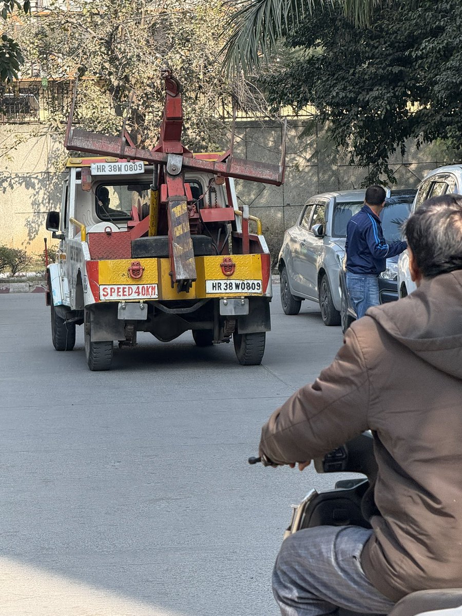 Singharbind's tweet photo. At Safdarjung hospital SSB block  this van extorting Rs 100 from vehicles without any receipt @SJHDELHI @dtptraffic https://t.co/M4DF51kTZL