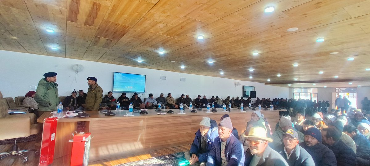 Delegation of Hagnis Village met with Hon'ble LG Ladakh Sh. Kavinder Gupta ji and put forth various public pending issues to the Hon'ble LG.Listened the greivances and assured redressal of the genuine issues in a phased manner.
Thanks to #LgLadakh for listening the public issues.