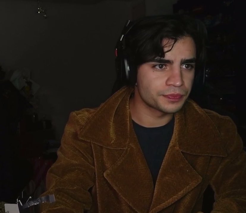 paholaamtz's tweet image. vi al aarón con ese saco café y empezó a sonar “todo el tiempo estoy pensando en ti”