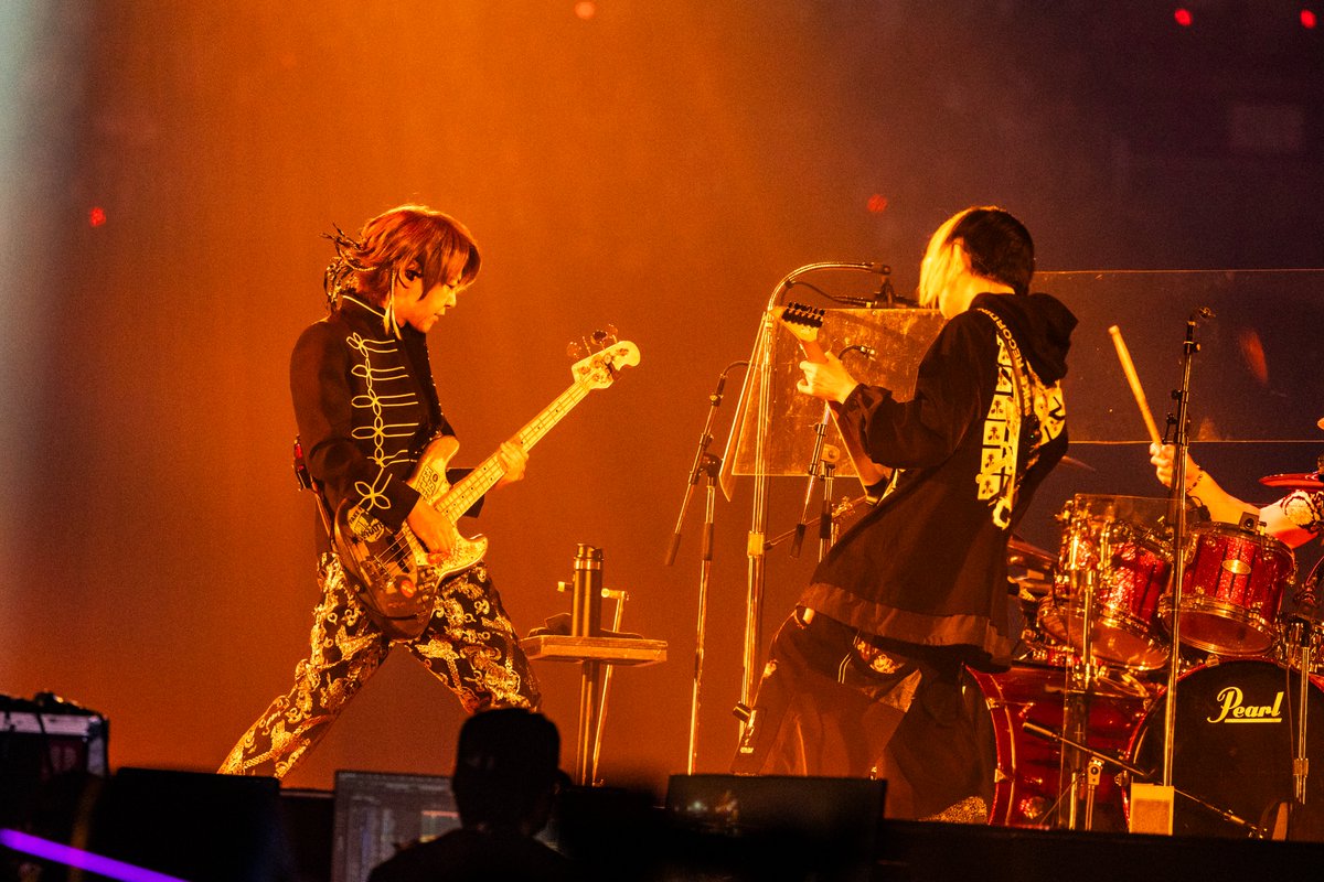 glay_official's tweet photo. #GLAY30th
本当にたくさんの応援ありがとうございました！

来年は全国ホールツアーで、
皆さんの街に会いに行きます✨

充電期間を経て、これからの活動も盛りだくさん🎉

引き続き来年もよろしくお願いします！
皆さま、どうぞ良い年をお迎えください🕊️

#GLAY
#GLAY31st https://t.co/ftRejlkgv0