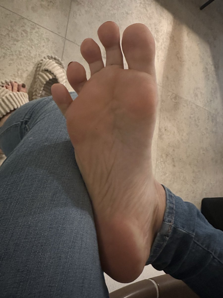 Christmas Morning 🎄 
So zarte und softe Sohlen - wie gern würdest du lecken und lutschen! 🐽😛 
Auf einer Skala von 1-10 - lass es mich in den Kommentaren wissen! 💸 

<a href="/cheesytoesands2/">cheesytoesands1</a> <a href="/rt_feet/">Feet RT PROMO 💯K</a> <a href="/FeetForumArea/">Foot Fetish Forum</a> <a href="/Tweety_Feet/">Footsie</a> <a href="/rtfindomger/">RT FinDom Germany</a>