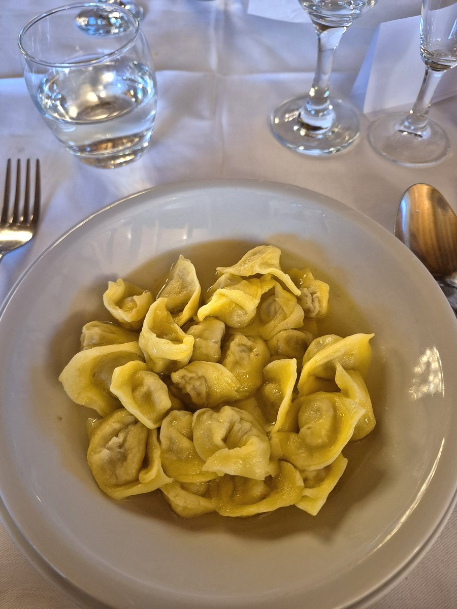 Nataliasoleluna's tweet image. Buone feste a te con questo bel piatto di tortellini in brodo 
#Natale