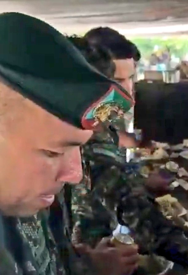 JCFloriant's tweet image. Tan buen trabajo hace @nayibbukele, que @petrogustavo pone a sus contratistas pagados a poner videos de El Salvador como si fueran militares colombianos.

¿A @Mamertos0 le pagan por poner videos de otros países?