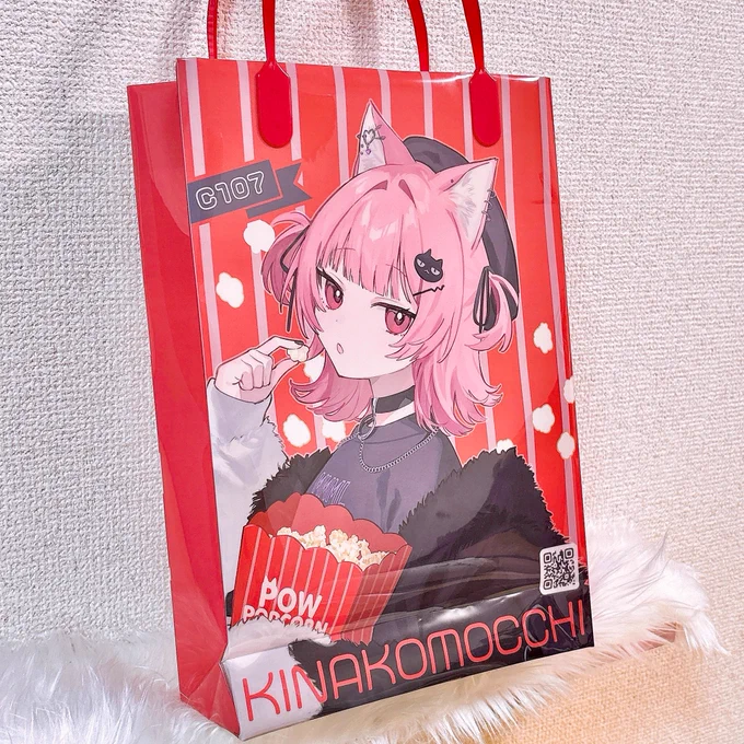 グッズセットのショッパーこんな感じです! ポップコーンの袋をイメージして作ってみました 新刊がまだ届いてないので仮で既刊を入れてありますが、窓みたいな部分から中身が見えるようになっています。
