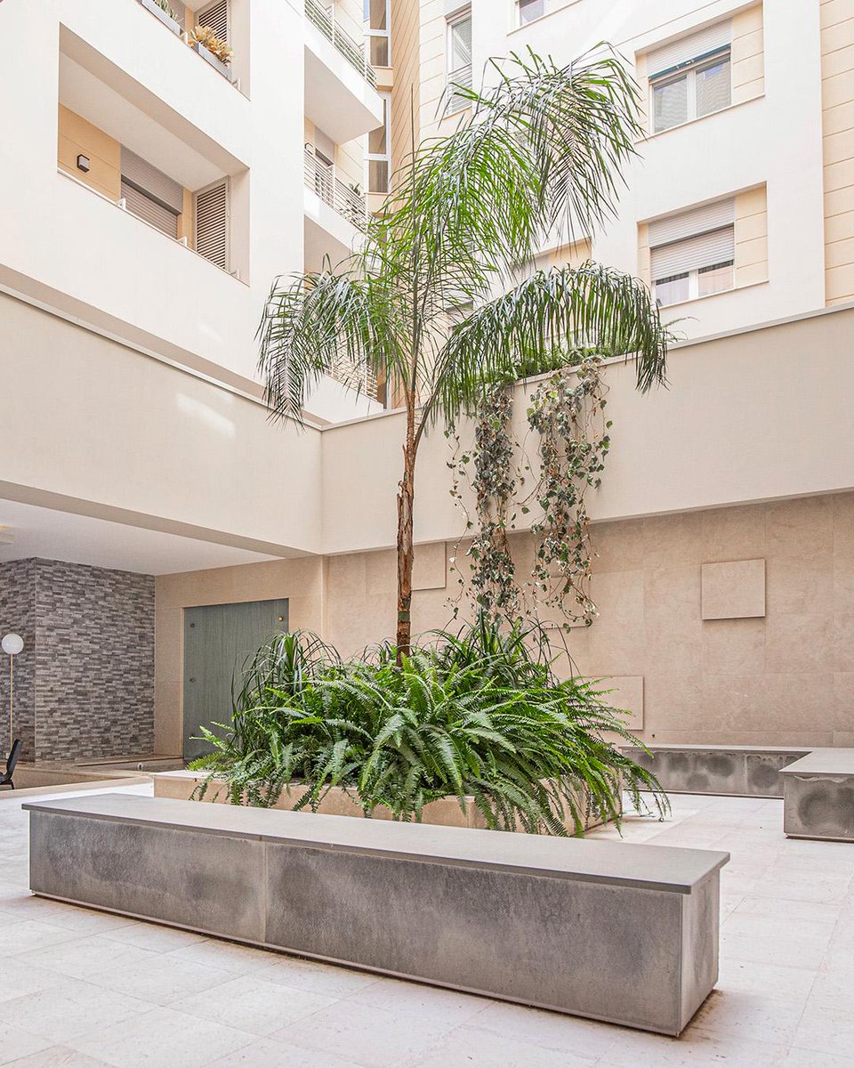 Nel cuore di #Trastevere, in via Ippolito Nievo, un edificio non residenziale diventa un complesso a destinazione mista. 100 appartamenti, spazi commerciali e una facciata a doppia pelle che coniuga #design, comfort e #sostenibilità in dialogo con il contesto storico.