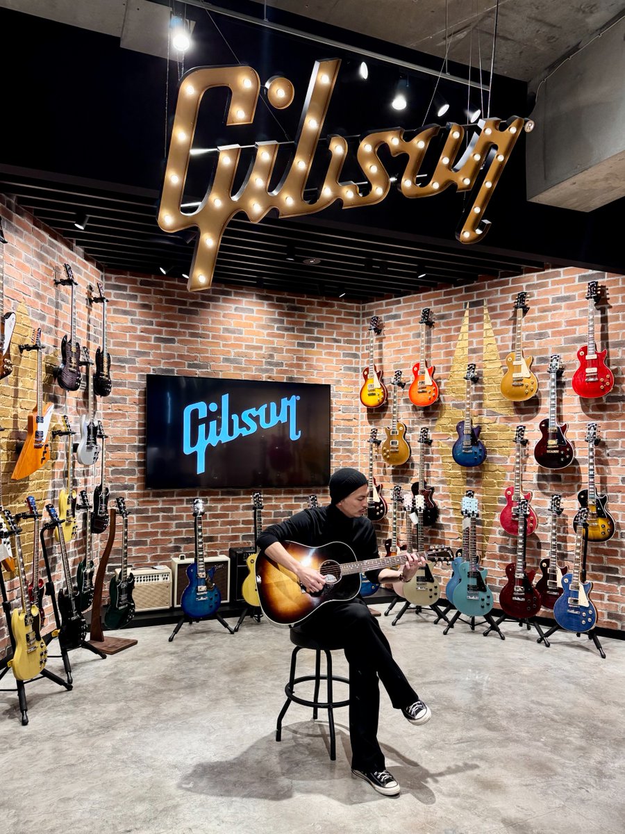 DA PUMPのU-YEAHさんがギブソンラウンジに遊びに来てくれました！

手に取っているのは"The Workhorse（頼りになる馬車馬）" の愛称で知られるJ-45 Standard。タフで頼もしいサウンドが、U-YEAHさんの音楽を力強く支えます🐎

<a href="/dp_u_yeah/">U-YEAH(DA PUMP)</a> 

#DAPUMP #Gibson #ギブソン