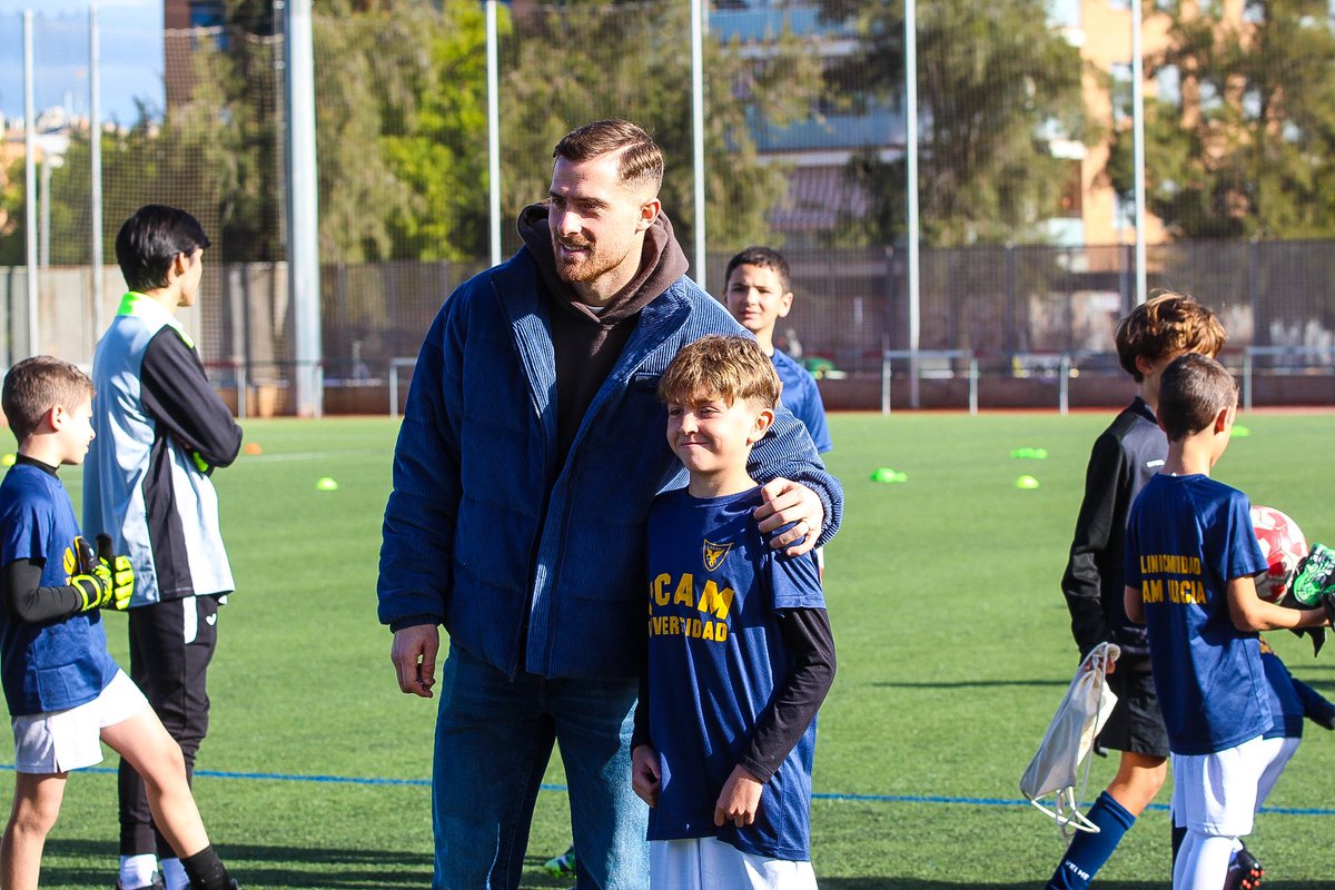 UCAMMurciaCF's tweet photo. 🎄 𝐕 𝐂𝐥í𝐧𝐢𝐜 𝐝𝐞 𝐍𝐚𝐯𝐢𝐝𝐚𝐝.

📸 Hoy hemos recibido la visita especial de @AntonioMtnez_29, actual jugador del @Alaves.

⭐️ El futbolista, natural del Barrio del Progreso, ha regresado a casa para compartir un rato con nuestros chicos y transmitirles su experiencia en el fútbol de élite.

📍 Municipal Santiago El Mayor

#CanteraUCAM