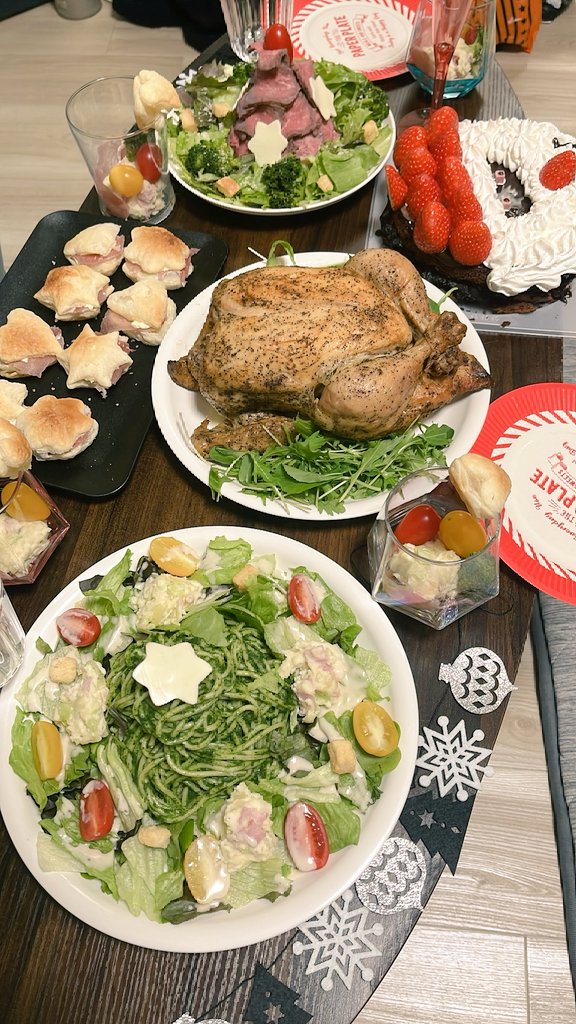 misarichiGAME's tweet photo. １日遅れのク���スマスパーティーした！！

ケーキはえんとつの中に落っこちて真っ黒くろすけになったサンタさんをイメージしてザッハトルテ作ったんだけど、怖いって言われた😱

ローストビーフ作ってるときソース大漏れして大騒ぎした😵‍💫

大慌てなクリスマスパーティー準備でしたw https://t.co/Bu75VJMBmQ