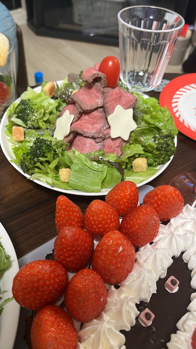 misarichiGAME's tweet photo. １日遅れのク���スマスパーティーした！！

ケーキはえんとつの中に落っこちて真っ黒くろすけになったサンタさんをイメージしてザッハトルテ作ったんだけど、怖いって言われた😱

ローストビーフ作ってるときソース大漏れして大騒ぎした😵‍💫

大慌てなクリスマスパーティー準備でしたw https://t.co/Bu75VJMBmQ