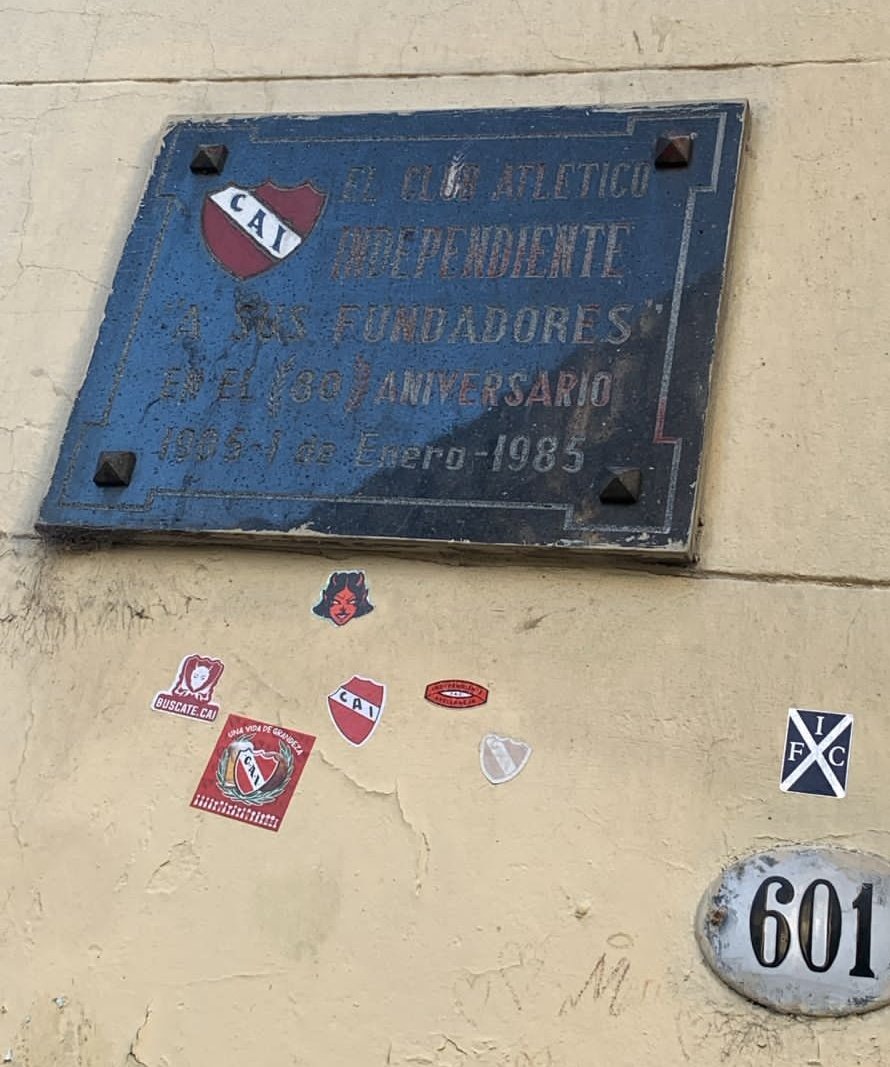 Cuando voy a BA, nunca dejo de pasar por esta esquina 
<a href="/Independiente/">C. A. Independiente</a>