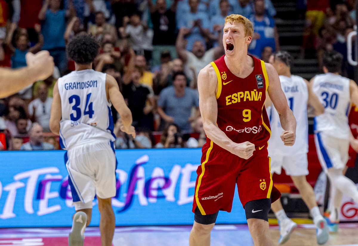 ui1Universidad's tweet photo. 🏀💙 Orgullo #Ui1
Alberto Díaz, base del Unicaja Málaga y alumno del Grado en CAFD, vive un gran momento: máximo asistente histórico del club y nueva llamada a la selección española, esta vez como capitán. 👏🔥
#deporte #Baloncesto #Orgullo #Burgos https://t.co/6914ofHsiT