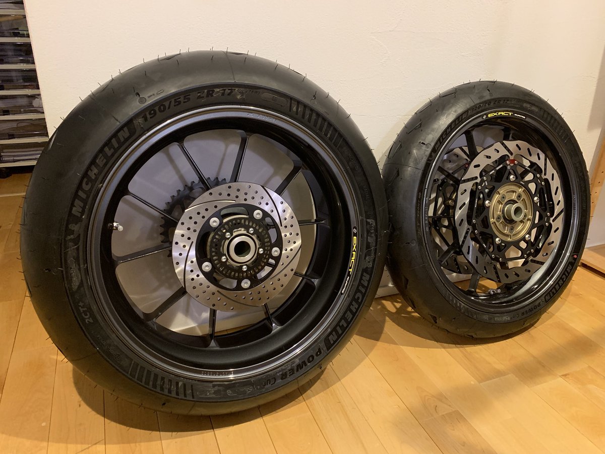 koji2835's tweet photo. 社外ホイールに純正リアディスクが気に入らなさすぎて車両に取り付ける前にサンスターに交換🤣
前後サンスターで気分ヨシ。
純正ディスクの質感と内側が花びらみたいで気に食わんかった😗 https://t.co/EAX867qTbb