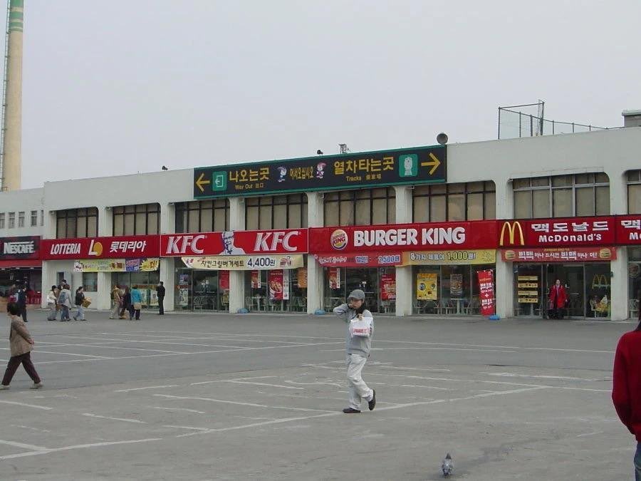 drjpstudies's tweet image. 지금 서울역에 맥도날드, 버거킹, 롯데리아가 같이 있다는데 얼른 KFC도 들어와서 25년 전 청량리역의 영광(?)을 다시 한번 재현했으면!!