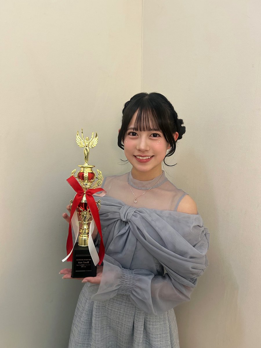 RainTree_RT's tweet photo. /／ 
#SRアワード2025
ありがとうございました👑‧₊˚
\＼

『SHOWROOM AWARD 2025表彰式』
(@SHOWROOM_jp )

Rain Tree最優秀パフォーマーに
鈴野みお(@suzuno_mio)が
選ばれました👶🏻🎀

日頃から配信を見てくださっている皆さま、
たくさんの応援をありがとうございます❕

これからも鈴野みお、そしてRain Treeを
よろしくお願いいたします🌱🤍

#SHOWROOM
#RainTree #レインツリー