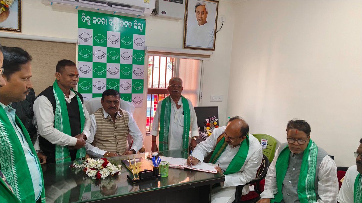 DrSantruptMisra's tweet image. କଟକ ଜିଲ୍ଲା ବିଜୁ ଜନତା ଦଳର ଜିଲ୍ଲା ମୁଖ୍ୟ କାର୍ଯ୍ୟାଳୟରେ ଆୟୋଜିତ ବିଜୁ ଜନତା ଦଳର ୨୯ତମ ପ୍ରତିଷ୍ଠା ଦିବସ କାର୍ଯ୍ୟକ୍ରମରେ ଯୋଗଦେବା ଅବସରରେ।#BijuJanataDal #bjdfoundationday #NaveenPatnaik #santruptmisra #BJDWithOdisha