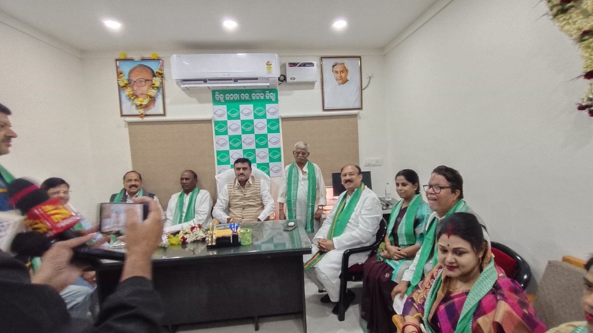 DrSantruptMisra's tweet image. କଟକ ଜିଲ୍ଲା ବିଜୁ ଜନତା ଦଳର ଜିଲ୍ଲା ମୁଖ୍ୟ କାର୍ଯ୍ୟାଳୟରେ ଆୟୋଜିତ ବିଜୁ ଜନତା ଦଳର ୨୯ତମ ପ୍ରତିଷ୍ଠା ଦିବସ କାର୍ଯ୍ୟକ୍ରମରେ ଯୋଗଦେବା ଅବସରରେ।#BijuJanataDal #bjdfoundationday #NaveenPatnaik #santruptmisra #BJDWithOdisha