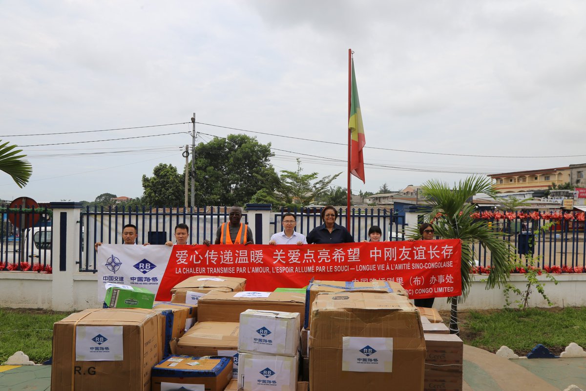 À l'approche de Noël, le 21 décembre 2025, l'entreprise  chinoise #CRBC a apporté la chaleur 🔥 des fêtes à près de 500 enfants vulnérables issus de familles pauvres de Loandjili, comprenant du matériel éducatif, notamment des articles de papeterie et des équipements sportifs,