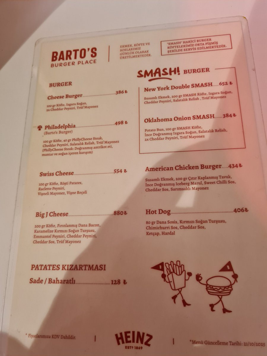 Barto's Burger Çengelköy'e en iyi burgercilerden biri deniyor ama bu abartı olmuş.
Burger fena değil ama en iyiler arasına girmesi çok çok zor. Hele ki patatesi çıtır olmayan bir mekan sıralamaya giremez.