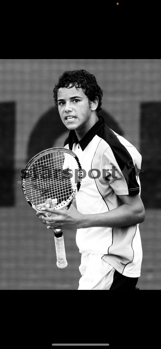 laurentlokoli's tweet image. Il y a 28 ans, un enfant a pris une raquette sans savoir qu’il venait de choisir une vie.

Depuis ce jour, le tennis m’a tout appris.
La patience. La solitude. L’espoir. 
Les chutes. Les succès. 
Il m’a emmené loin, parfois très haut, parfois très bas.
Mais il ne m’a jamais…