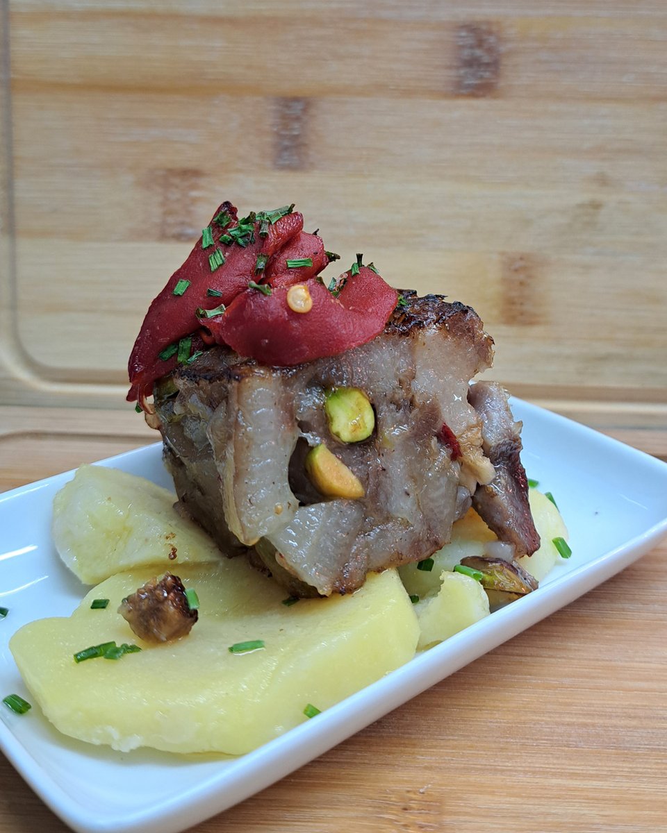 latavina's tweet image. Os presentamos nuestro nuevo #pincho, la #TarrinaMelosaDeCareta, una nueva "versión" de nuestro pincho estrella el Crujiente de careta de cerdo. 

Combina la careta con un delicioso relleno de orejones, pistacho, higos y pimientos asados

¡Ya podéis pedirlo en nuestra barra!