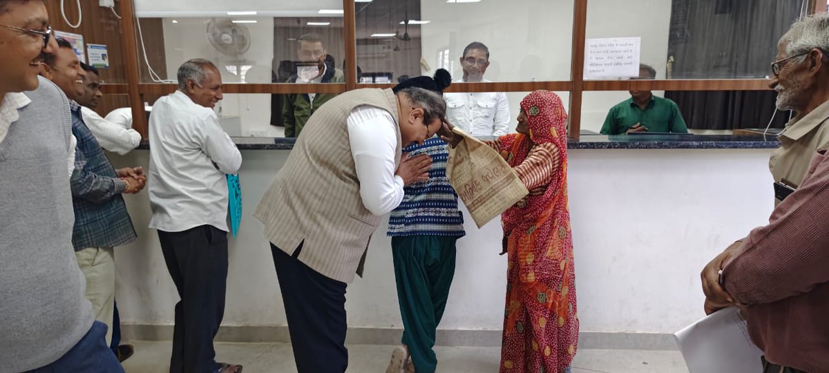 આજે જિલ્લા કલેક્ટર શ્રી મેહુલ દવેએ માણસા મામલતદાર કચેરી ખાતે આવેલ “જનસેવા કેન્દ્ર” ની મુલાકાત લીધી. આ દરમિયાન કલેક્ટરશ્રીએ નાગરિકલક્ષી સેવાઓની કામગીરીની સમીક્ષા કરી અને હાજર નાગરિકોને સમયસર સેવાઓ મળી રહી છે કે કેમ તે અંગે પૂછપરછ કરી. નાગરિકો દ્વારા જનસેવા કેન્દ્રની સેવાઓ તથા