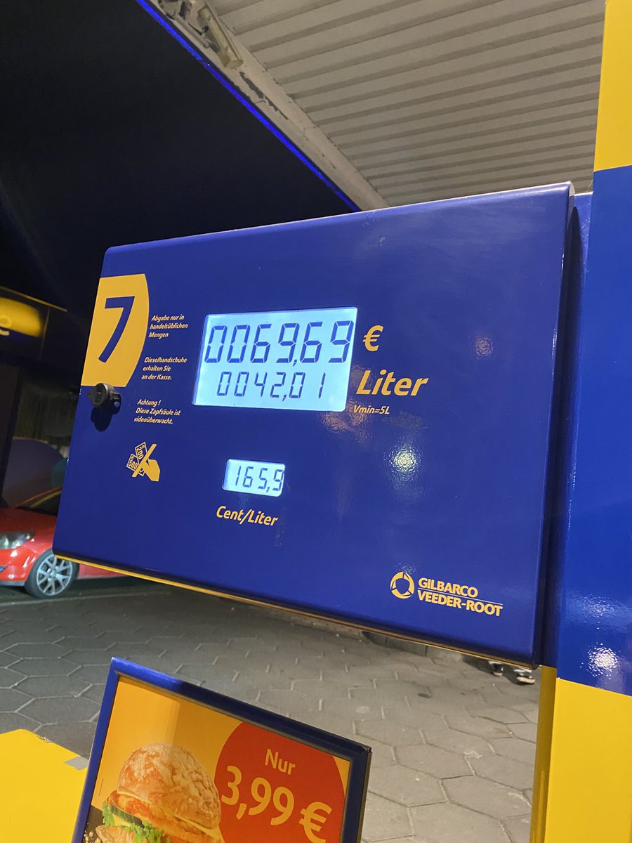 laraistlost tweet media