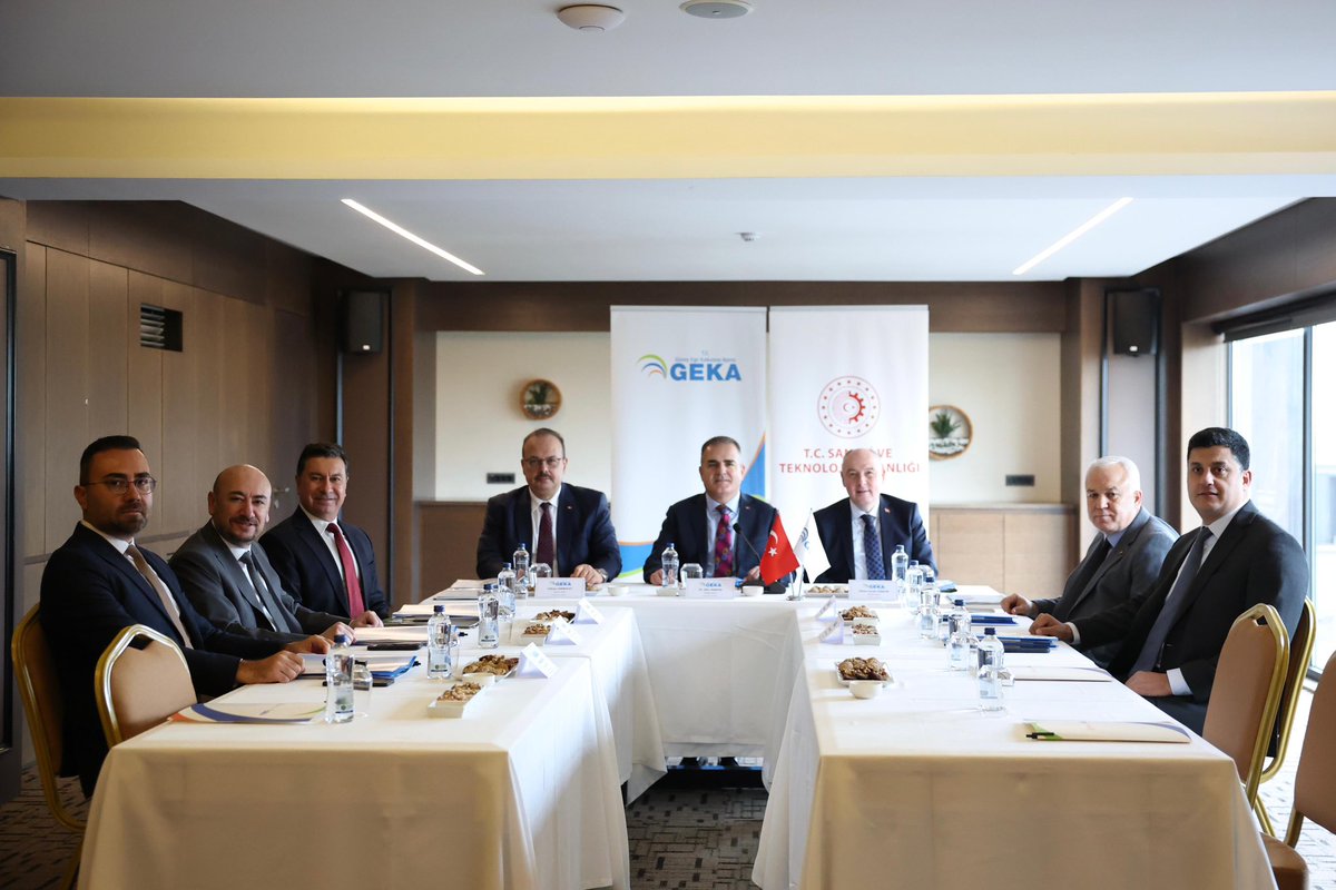 arasahmetmugla's tweet photo. Bölgemizin geleceğinde önemli rolü olan Güney Ege Kalkınma Ajansımızın 171. Yönetim Kurulu Toplantısını dün, Aydın’da gerçekleştirdik. 

Valimiz Sayın Dr. İdris Akbıyık’ın Başkanlığında; Aydın Valisi Sayın Yakup Canbolat’ın, Denizli Valisi Sayın Ömer Faruk Çoşkun’un, AYTO Başkanı Sayın Hakan Ülken'in ve AYSO Başkanı Sayın Gökhan Maraş’ın değerli katılımları eşliğinde gerçekleşen 2025 yılının son GEKA Yönetim Kurulu Toplantısının öncelikli gündemi, Aydın, Muğla ve Denizli’nin bölgesel kalkınma stratejileri oldu. 

Nitelikli bilgi ve politikalar üreterek; istihdam yaratan, katma değeri yüksek yenilikçi yatırımları en kısa sürede bölgemize kazandırabilmek için, GEKA çatısı altında yaptığımız çalışmaları son derece değerli bulduğumu özellikle belirterek, bizlere bu olanağı sağlayan GEKA kurucularına ve yönetimine teşekkür ediyorum.