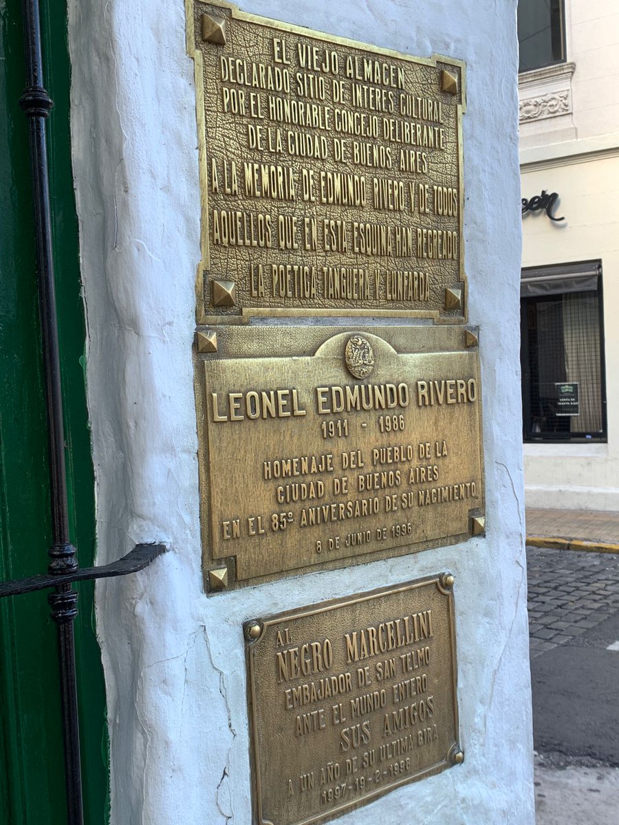Tango día nacional
Por Gardel y por De Caro
Fieles por siempre a tu amparo
De cultura emocional
Pasión incondicional
Que se transmite en los genes
Orgullo de bravos nenes
Que nuestra memoria evoca
Desde San Telmo a la Boca
Y en los viejos almacenes