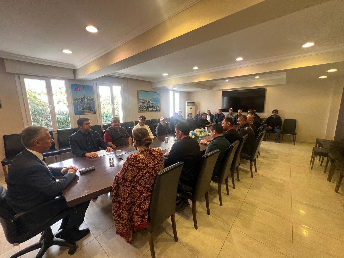 Meclis Üyemiz Levent CENİKLİ, Bodrum Denizciler Başkanı Tuna ALTUNKAYA ve Yaliciftlik Günlük Gezi Kooperatifi Üyelerimiz, Balıkçı Kooperatifi Üyelerimiz ile Bodrum Kaymakamımız Ali SIRMALI'yı makamında ziyaret ettik.  Ziyaret sırasında Yer tahsisi ve bağlama problemi hakkında