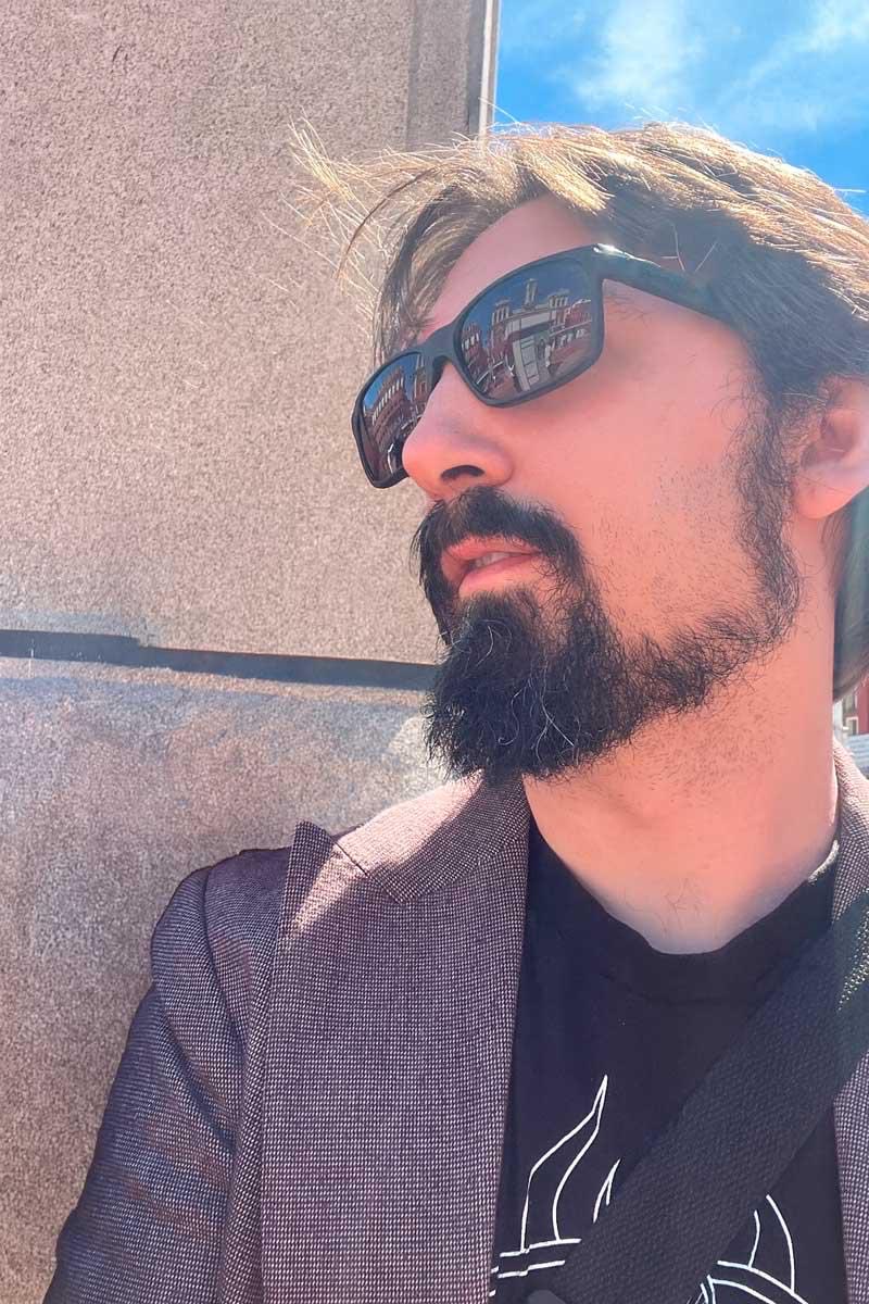 El pasado verano nos quedamos con las ganas de charlar con Álvaro Aparicio en la que hubiera sido su primera visita al festi, así que nos encanta contar con él para el #celsius2026 y que encima venga, en colaboración con El Transbordador, con Señora de los Caídos, su nueva novela