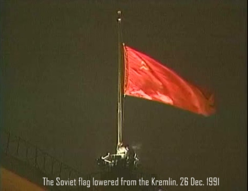 Tendar's tweet image. The lowering of the Soviet-Russian flag on this day 34 years ago was one of the best days of humanity.