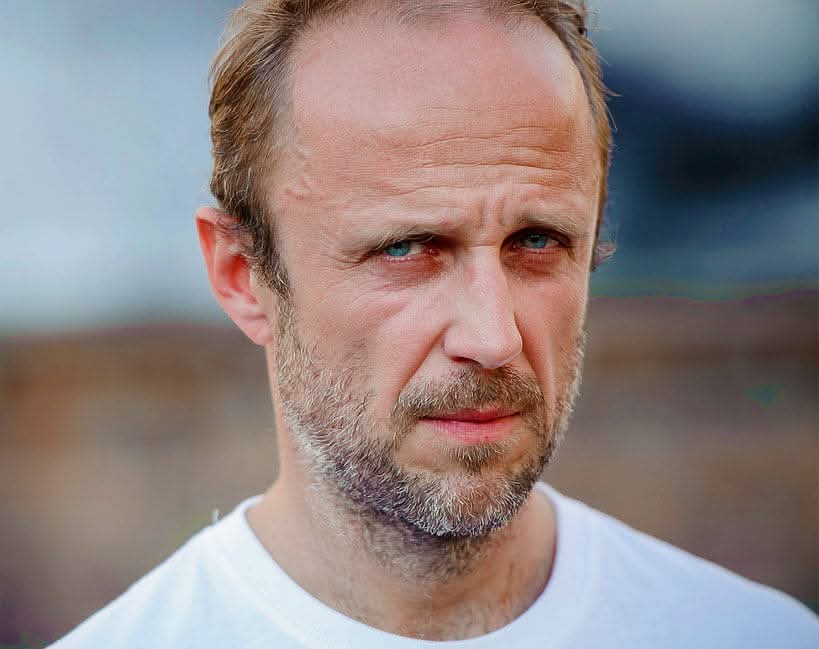 EwaPlotka3739's tweet image. Łukasz Simlat - aktor:
,,Wyzywam cię na pojedynek psychopato i dewiancie religijny z Żoliborza i każdego twojego psa bez kręgosłupa. Pojedynek na świadomość, wyedukowanie i empatię.
Chowasz się starcze za kordonami policji? 
W 81ym roku też byłeś dokładnie tak samo odważny?