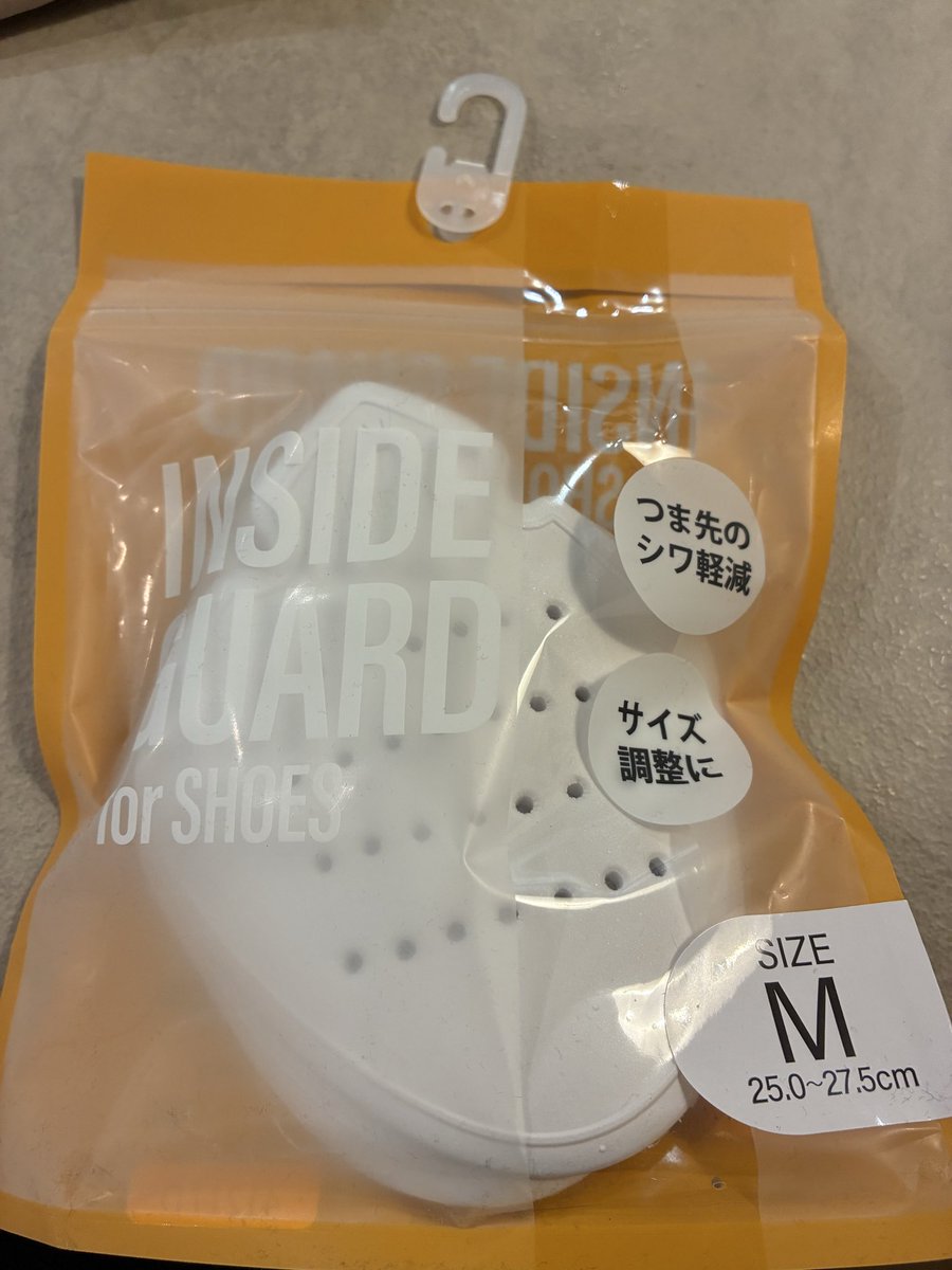 manmaminyaaaaaa's tweet photo. INSIDE GUARDこれめっちゃええぞ。
今までのシワ防止のって、つま先痛くなって使わなくなるけどコレ素材が柔らかいから痛くない！シワ許せない勢ではないけど��バック素材のスニーカー履きまくってるとつま先のシワが深くなってきて破れそうで怖かったけどコレで安心。とても良いです。1000円です。 https://t.co/jCJbd5mD8J