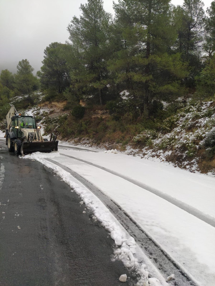 dipuAlicante's tweet photo. La Diputación de Alicante activa el 𝗗𝗶𝘀𝗽𝗼𝘀𝗶𝘁𝗶𝘃𝗼 𝗱𝗲 𝗩𝗶𝗮𝗹𝗶𝗱𝗮𝗱 𝗜𝗻𝘃𝗲𝗿𝗻𝗮𝗹 para garantizar la seguridad en las carreteras provinciales. ❄️🚧 

📆 Hasta el 1 de abril de 2026, un amplio operativo estará listo para actuar ante nevadas, heladas y episodios meteorológicos adversos, especialmente en los tramos de mayor riesgo.

🚨 El dispositivo cuenta con 10 capataces, 60 auxiliares, 10 naves, 10 camiones con grúa, 10 furgonetas, 3 expendedoras de sal y 3 quitanieves, distribuidos estratégicamente para una respuesta rápida.

➡️ Prevención y seguridad para mantener la movilidad en toda la provincia.