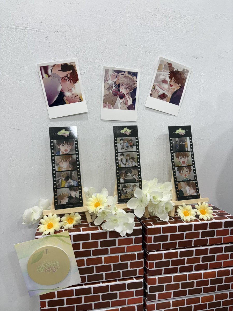 rjfork124's tweet photo. 꼬꼬마들도 찍어주공
폴라로이드 홀려서 산사람이 저에요….
(하지만 이렇게 귀여운데. 어캐 안사요.)
너무 귀엽자낭 ദ്ദി(｡•̀ ,<)~✩‧₊
#배꽃피는사랑 #배꽃사 #콜라보카페 #웨지 #투니크 https://t.co/Et5AFFvn6F