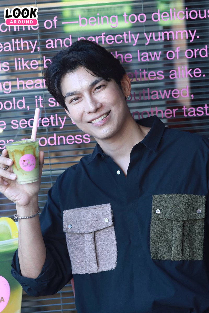 LookAround_TH's tweet image. เจ้าของร้านหล่อบอกต่อด้วย กับหนุ่ม“มิว ศุภศิษฏ์” ที่มาร่วมสัมภาษณ์กับสื่อมวลชน ในงานเปิดตัวซิงเกิลใหม่ “MISS ESME” พร้อมโปรโมทร้าน Love U So MATCHA สาขา สุขุมวิท49 🍵✨ อย่าลืมมาอุดหนุนกันน้าาาา

MEW MISSESME OUT NOW
#MewSuppasit #มิวศุภศิษฏ์ 
#MissEsme
#MissEsmePromo