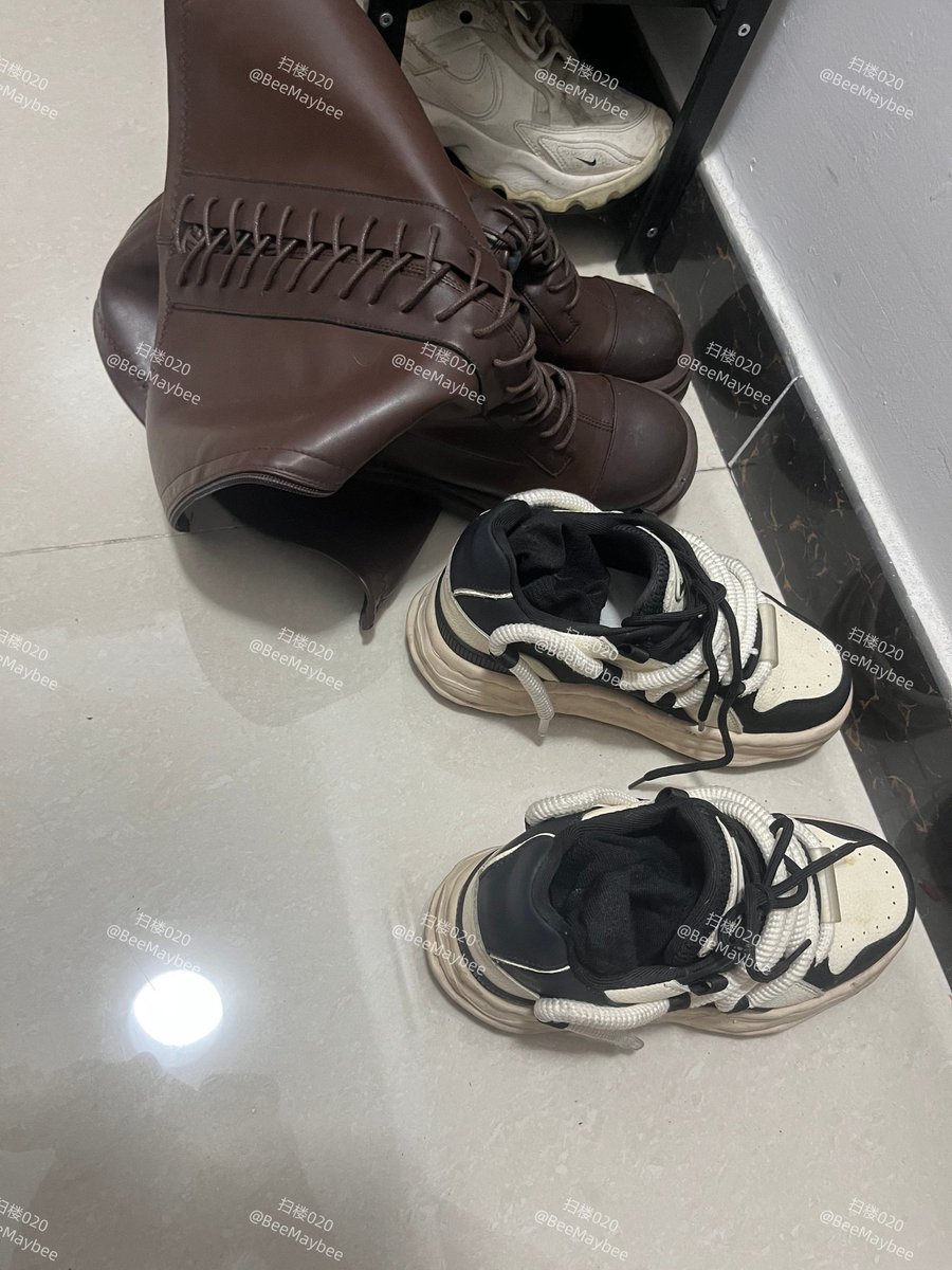 BeeMaybee's tweet photo. #扫楼 #打胶 #高跟 #长靴 发点库存，9月初的靴塞袜，袜尖被汗浸湿，摸起来有点温热，闻起来有点酸臭，估计是刚脱，也算极品了 https://t.co/SpTto5mrUY