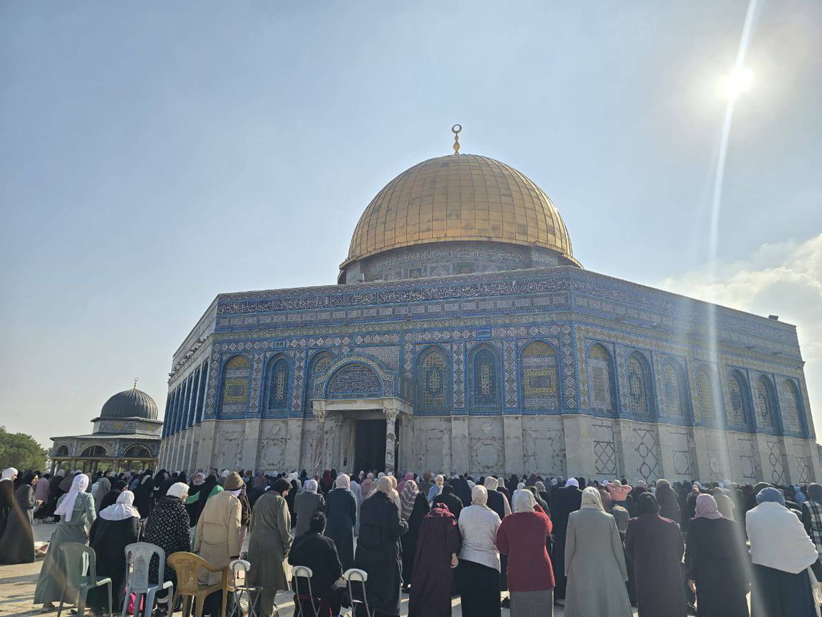 Timesofgaza's tweet image. 60,000 worshippers performed the Friday prayer at the blessed Al-Aqsa Mosque.