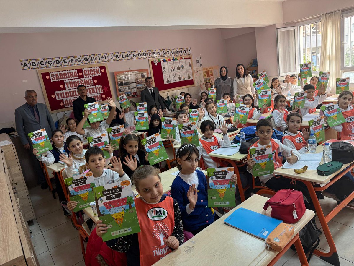 🌳🥀 "Yeşil Vatan" teması kapsamında
📍Mithatpaşa İlkokulu 4-D Sınıfı'nda
MEB ve TEMA Vakfı iş birliği ile yürütülen "Sıfır Atık Projesi" programı eğitimleri gerçekleştirildi.
👏Okul yöneticilerimize ve Çiğdem DÖNMEZ öğretmenimize teşekkür ediyoruz.
<a href="/ALBAKAydn/">Aydın ALBAK</a> <a href="/ayhanozturkmeb/">Ayhan Öztürk</a>