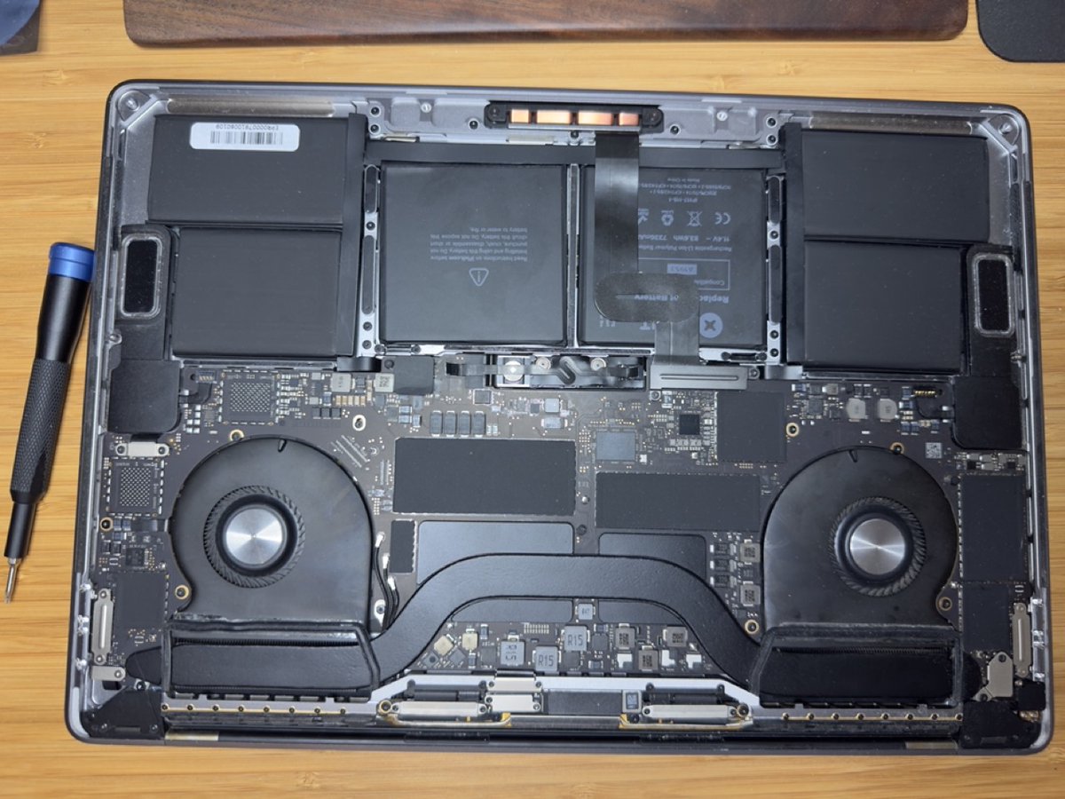 Dodert's tweet photo. Cambiando la batería, los 4 usb-c y la pasta térmica de un macbook pro de 2018, esperemos que dure 7 años :D.

Changing the battery, the 4 usb-c and the thermal paste of the macbook pro 20218, hopefully it will last another 7 years.

@ifixit @ifixiteurope https://t.co/fvc0GWV5IZ