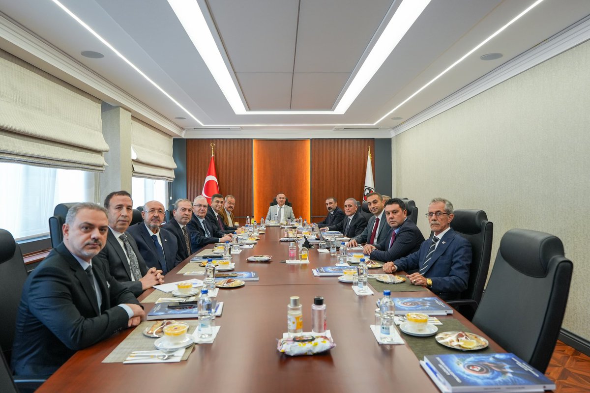 OSB Mütevelli Heyet Toplantısı, Valimiz Kemal Çeber başkanlığında, mütevelli heyet üyelerinin katılımıyla gerçekleştirildi.

 #SanayiŞehriGaziantep vizyonu doğrultusunda; üretim, istihdam ve sürdürülebilir sanayi hedefleri ele alındı. 🏭

📍 Gaziantep Organize Sanayi Bölgesi