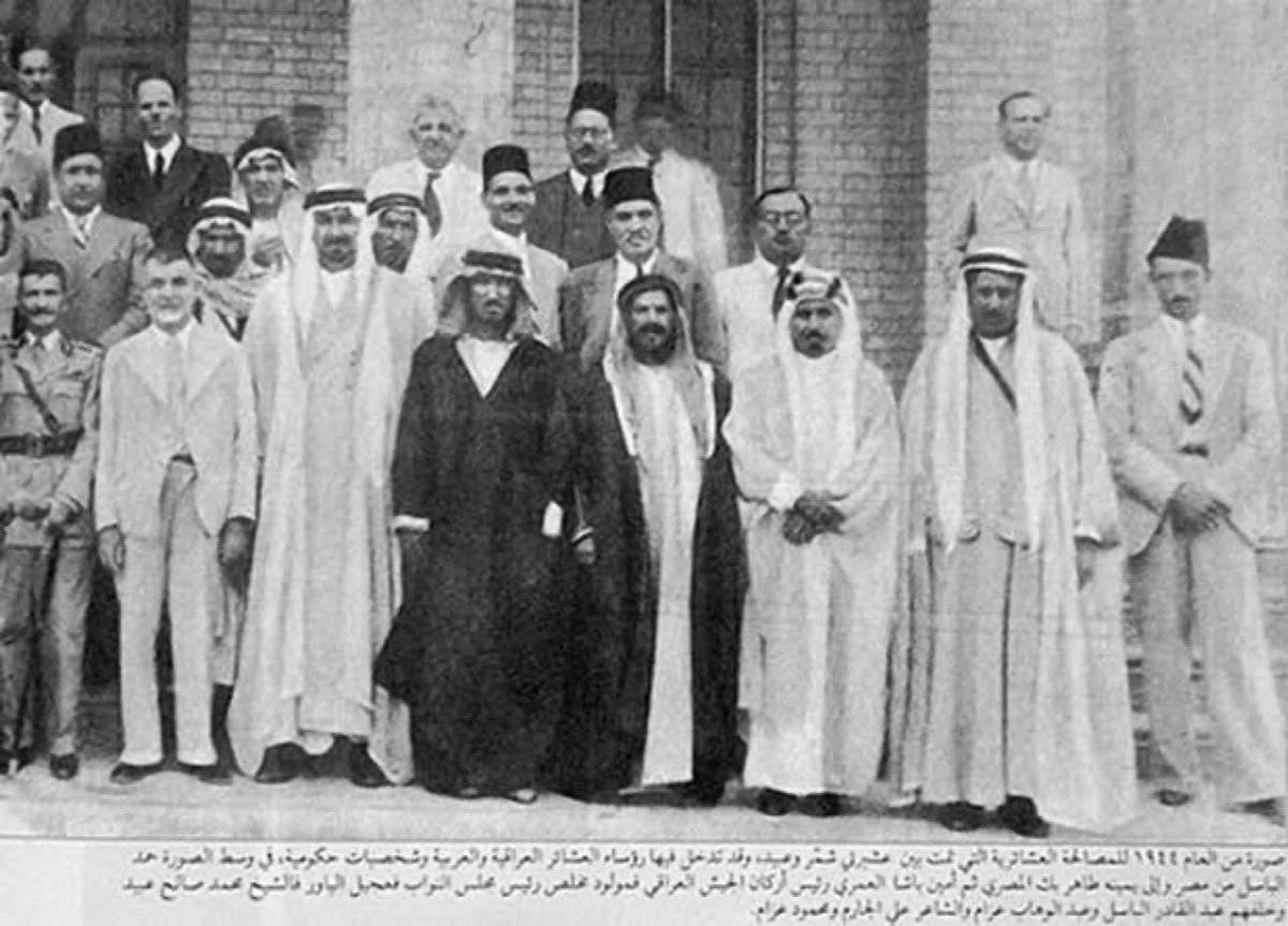 صورة : تجمع 
الشيخ محروت بن فهد الهذال
والشيخ عجيل الياور الجربا 
ومجموعه من الوجهاء
للمصالحه بين عشائر قبيلة شمر 1944م 

#عنزة #شمر