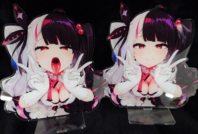 yrmさんアクスタ、絵柄をAとBの2種類ご用意🎩🐤
缶コーヒーとサイズ比較(2枚目)(B絵) 