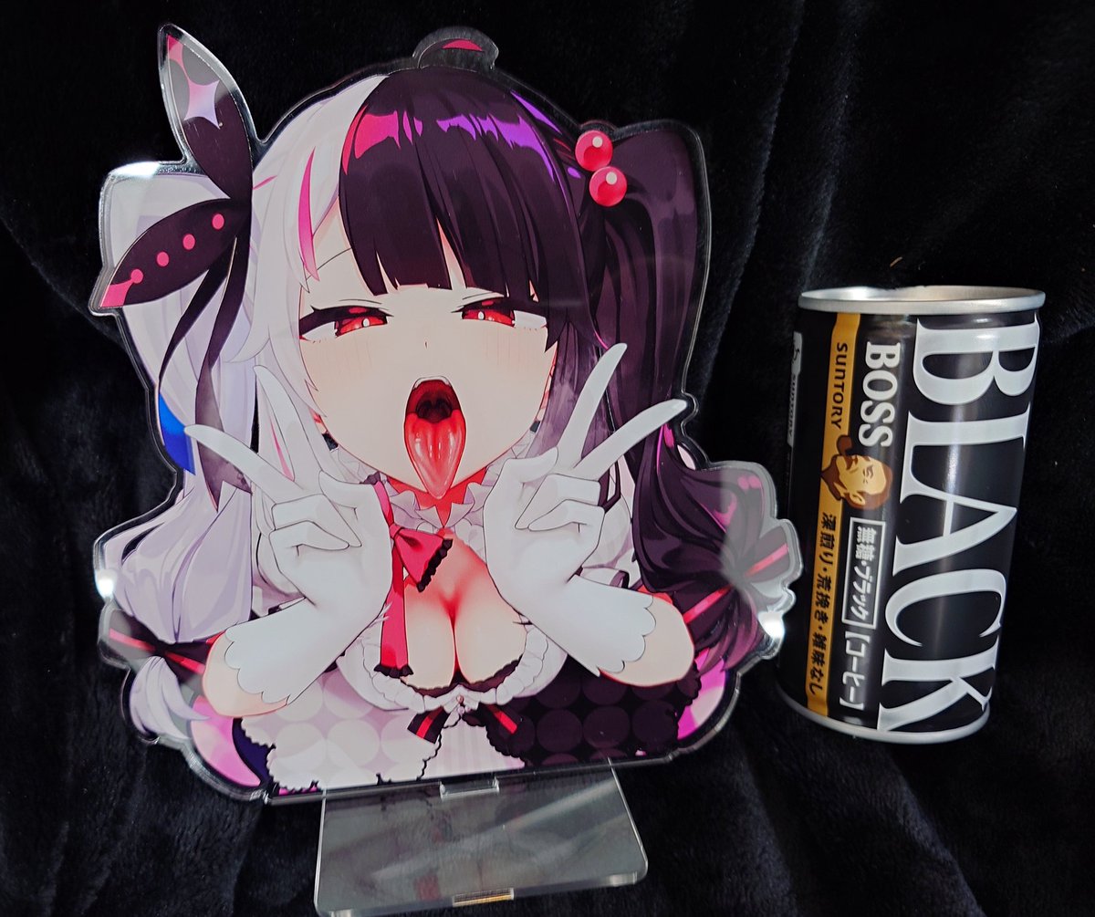 yrmさんアクスタ、絵柄をAとBの2種類ご用意🎩🐤
缶コーヒーとサイズ比較(2枚目)(B絵) 