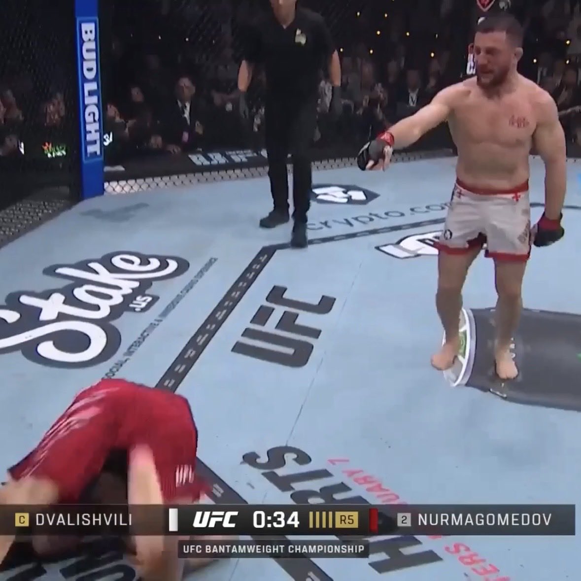 FightVaults's tweet image. Merab clowning Umar in Round 5 😭